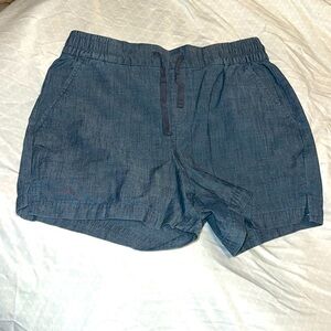 Sz M. Elastic waist. Blue shorts.